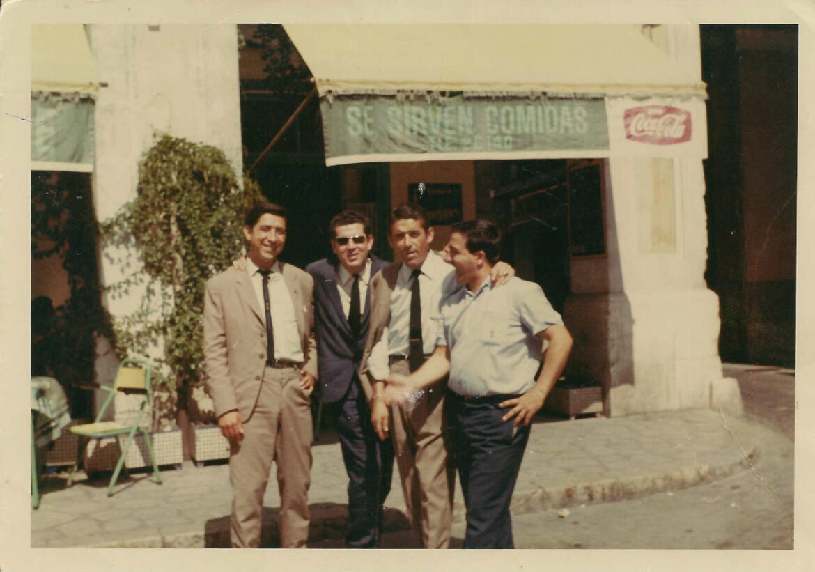 Manuel González, primero por la derecha, junto a otros viajantes ubriqueños.